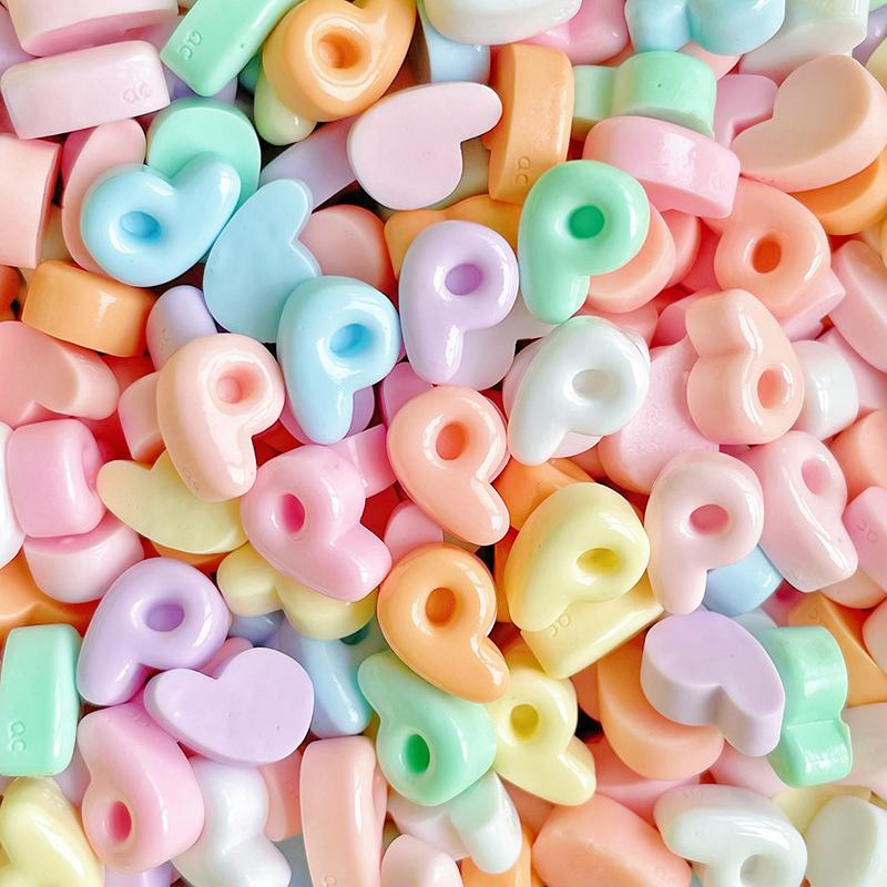 20 Stück Mini-Buchstaben Gemischte Harz-Accessoires ABCD Englische Buchstaben-Aufkleber DIY Sahne-Kleber Handyhülle Haarspangen-Dekoration Zubehör