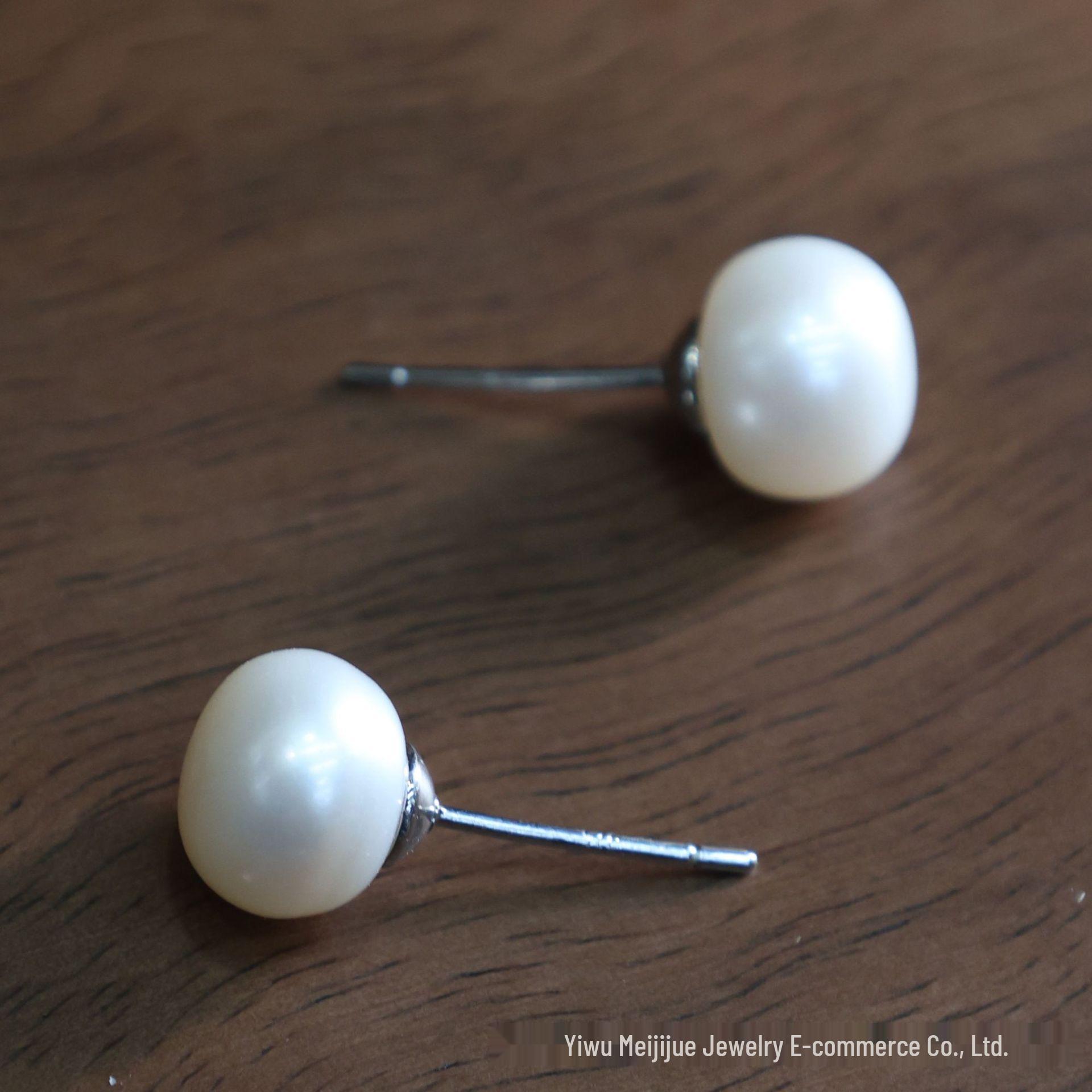 

Meiji Crown Round Pearl Stud Earrings - Luxurious & Simple for Women