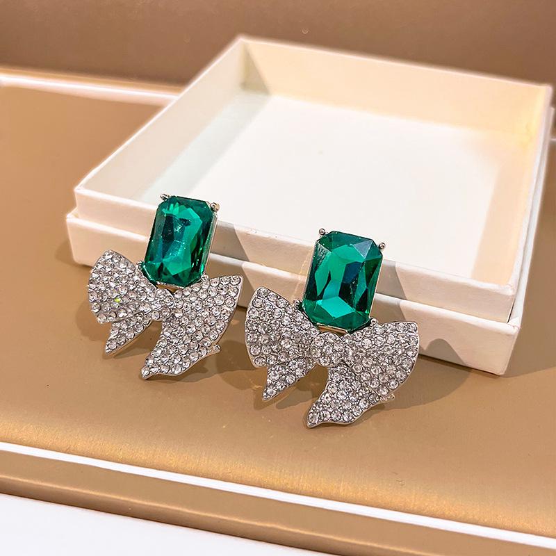 

Серьги-бантики с бриллиантами и цирконами Серебряная игла : Элегантная, мерцающая роскошь для женщин