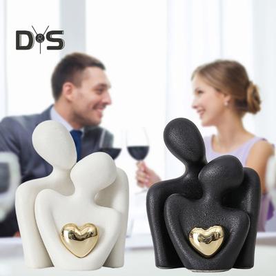 Figurina di abbraccio di coppia in ceramica con cuore d'amore dorato uomo donna abbraccio statua scultura soggiorno camera da letto decorazione del desktop regali di anniversario di matrimonio
