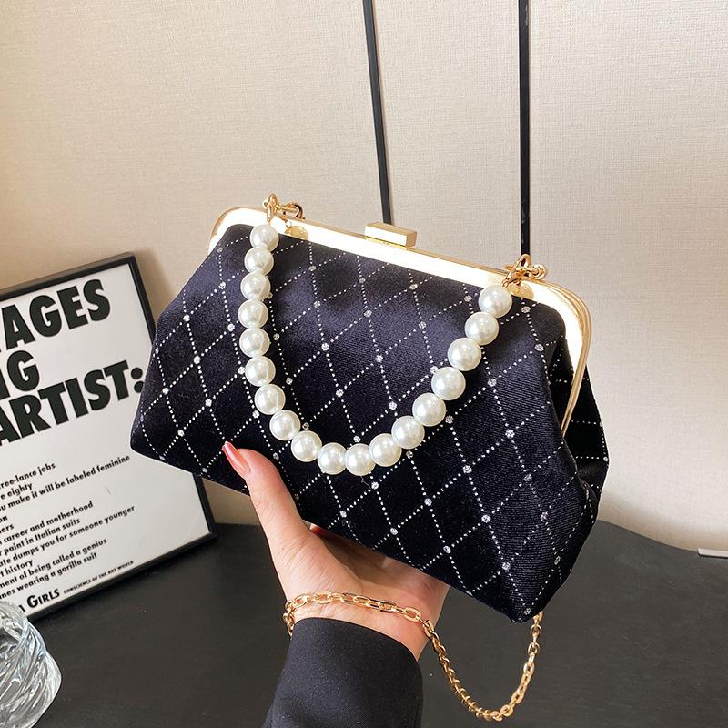 

Модна оксамитова жіноча сумка сумка-мессенджер 2024, нова сумка-раковина, текстурна сумка на ланцюжку, проста модна сумка чорний