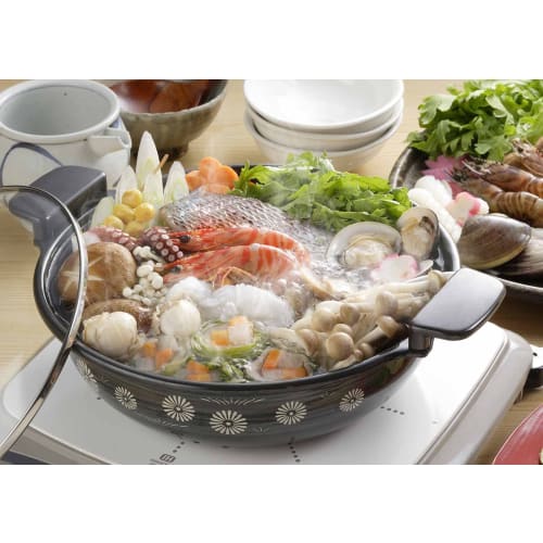 Takagi Metal HA-M30N, a 30cm tabletop pot with a savory earthenware-style finish, easy to clean and enamel finish, suitable for induction cooking.