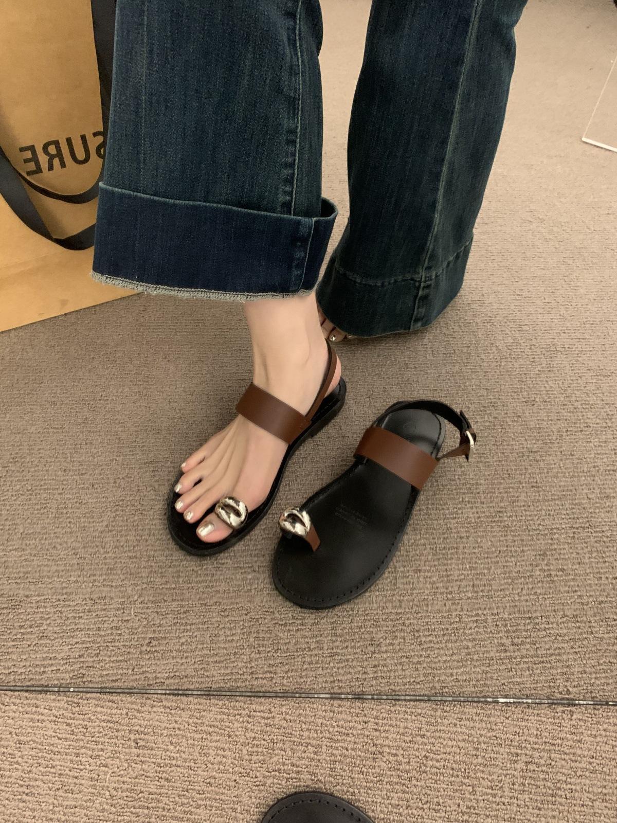 

Korean version of niche flat-bottomed metal buckle round head cover toe cool slippers women s 2025 new holiday beach sandals 40