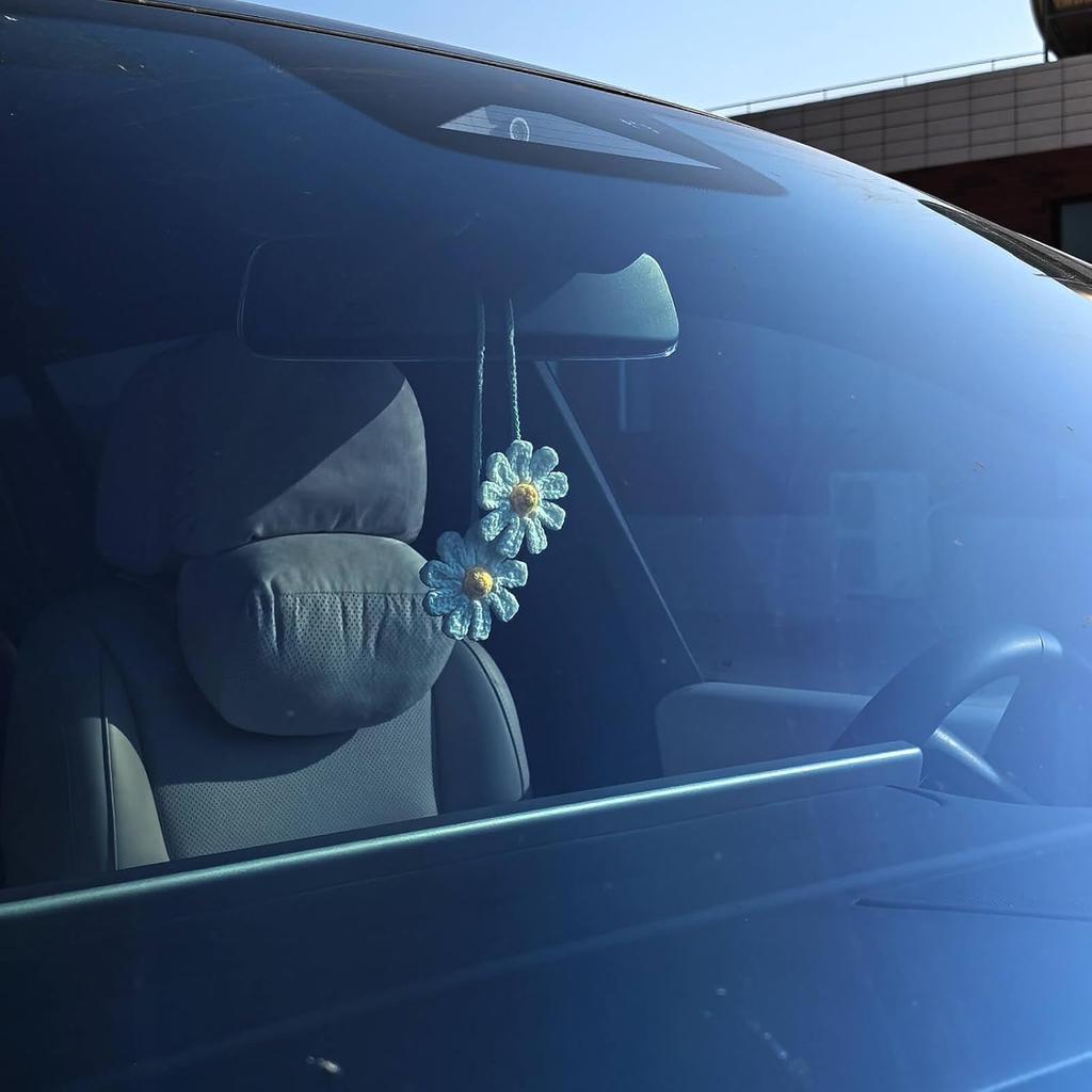 Cute Crochet Daisy Car Hanging Ornament, Handmade Knitted Flower Rear View Mirror Charm for Women, Aesthetic Car Accessories for a Cheerful and Cozy