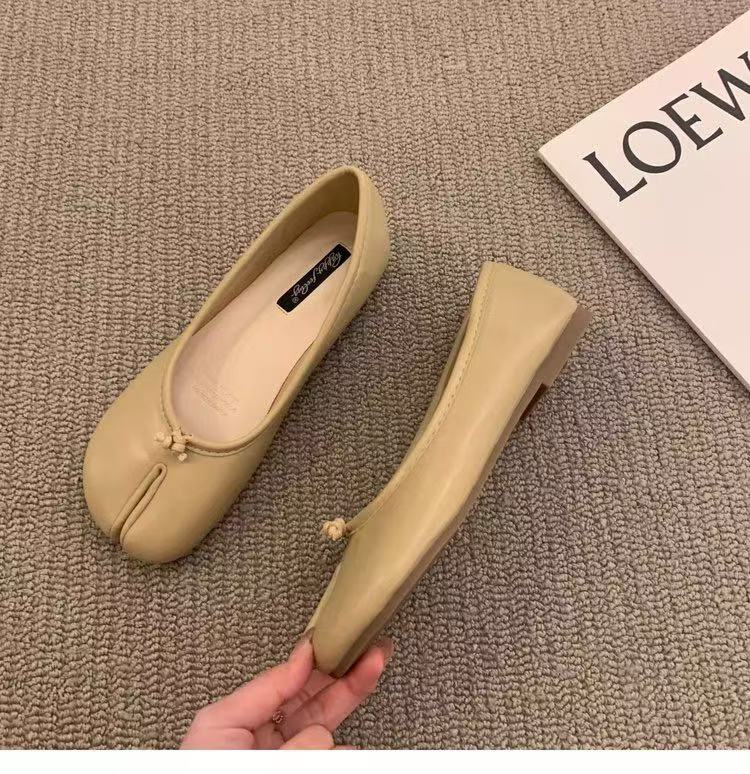 Scarpe da donna a punta divisa a zoccolo di maiale Doudou a fondo piatto scarpe primaverili e autunnali scarpe a barchetta con punta divisa per pollice zoccoli di maiale scarpe da donna rosse