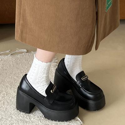 Scarpe da donna in pelle con plateau nero alla moda, tacco spesso, scarpe basse 2025 nuova estate, stile britannico, mocassini per gonna