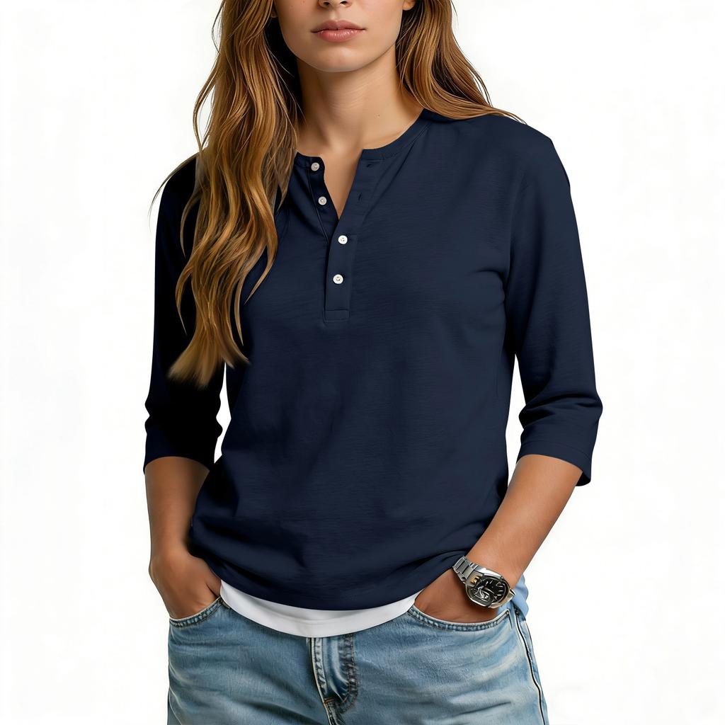 Camiseta informal de mujer con cuello en V, manga tres cuartos y botones decorativos.