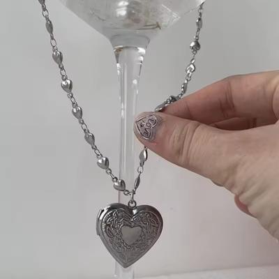 Sweet Cool Heart Chain Necklace Women Fashion Trend Carved Old Vintage Palace Style Openable Heart Photo Frame Pendant Necklace