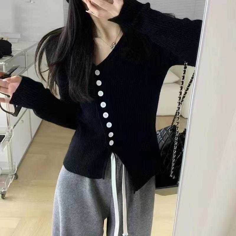 

Новый тонкий трикотажный свитер с V-образным вырезом и длинными рукавами свободного кроя на одну пуговицу, нерегулярного дизайна, для женщин, на начало осени average size [80-60kg] чёрный