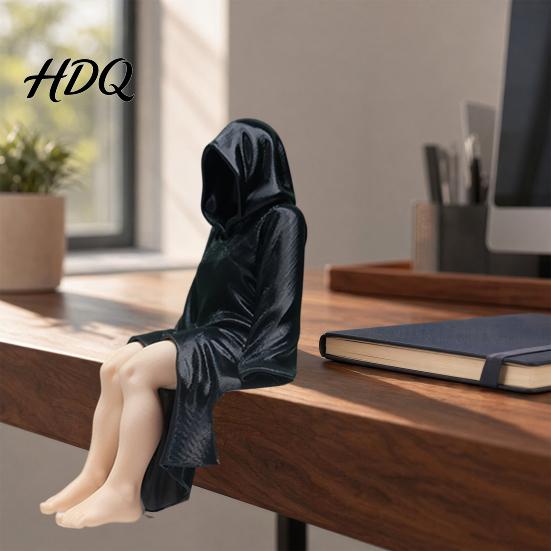 Dekorative Weibliche Figur 3D Gedruckt Schwarzer Umhang Frauenfigur Sitzend Mit Kapuze Regal Langlebige Schreibtischfigur Sitzer Gotische Statue für
