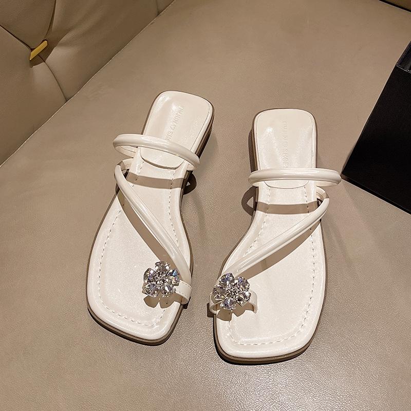 

Квадратный носок, покрытие стразами, крутые шлепанцы, женские летние 2025 новые, на низком каблуке, фея, ветер, с юбкой, пляжные крутые шлепанцы 40 бежевый