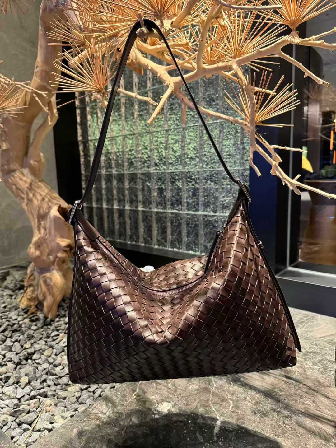 

Женская плетеная сумка из натуральной кожи, корейская женская сумка большой вместимости, модная и универсальная сумка через плечо на одно плечо 38×8×30 CM коричневый