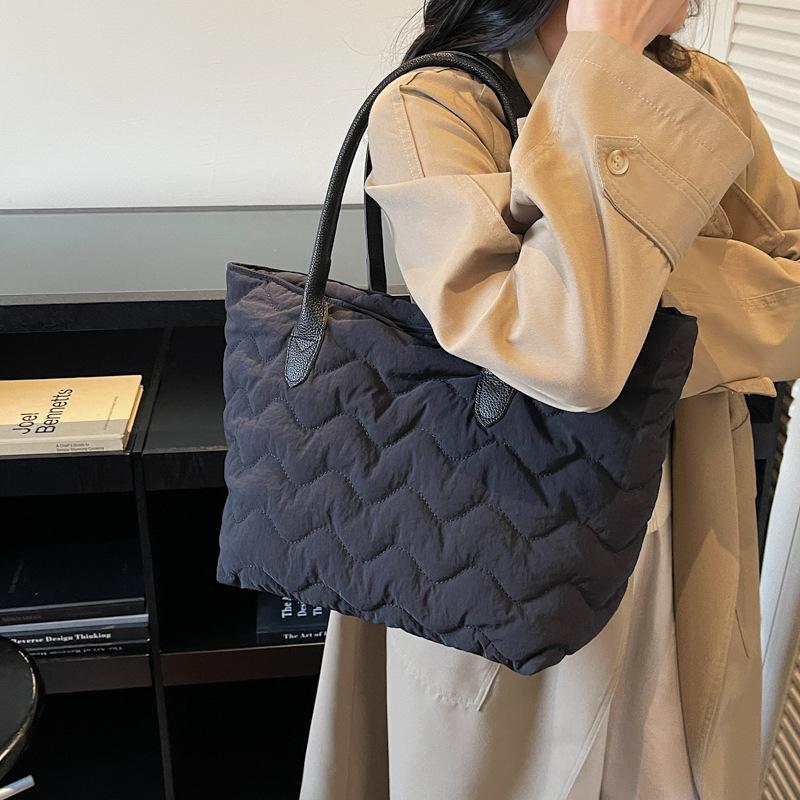 2025 new autumn and winter fashion casual large-capacity shoulder bag trendy versatile retro embroidered thread commuter handbag