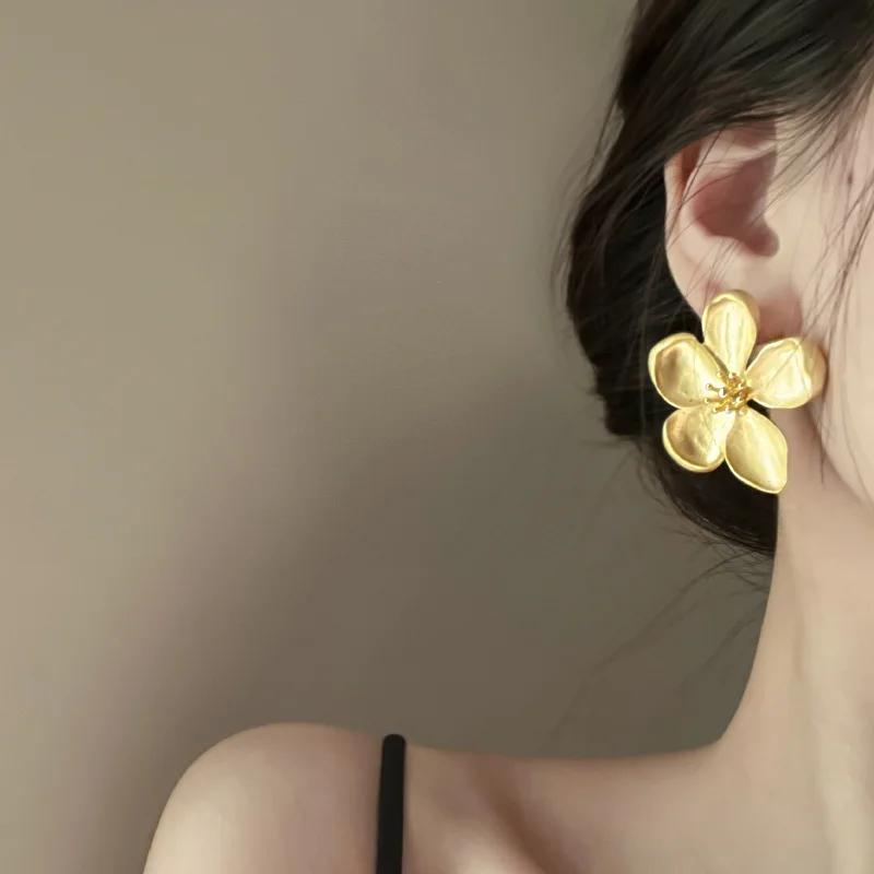 2024 Gold Color Matte Texture Metal Flower Retro Earrings for Women Girls Personalized Fashionable Party  Birthday Gifts