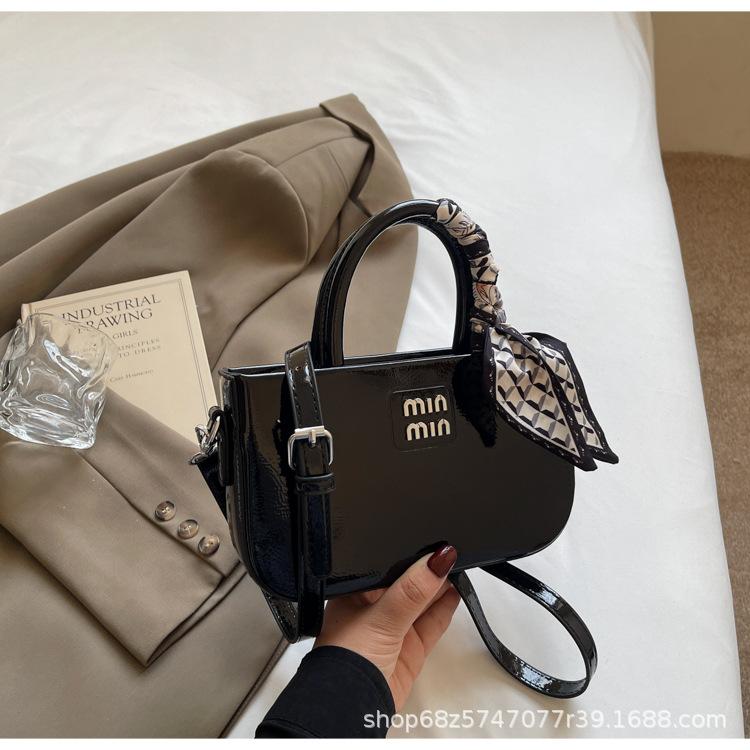 2025 new fashion this year, hand-held small bag female cute simple hand-to-hand shoulder crossbody bag small square bag trendy