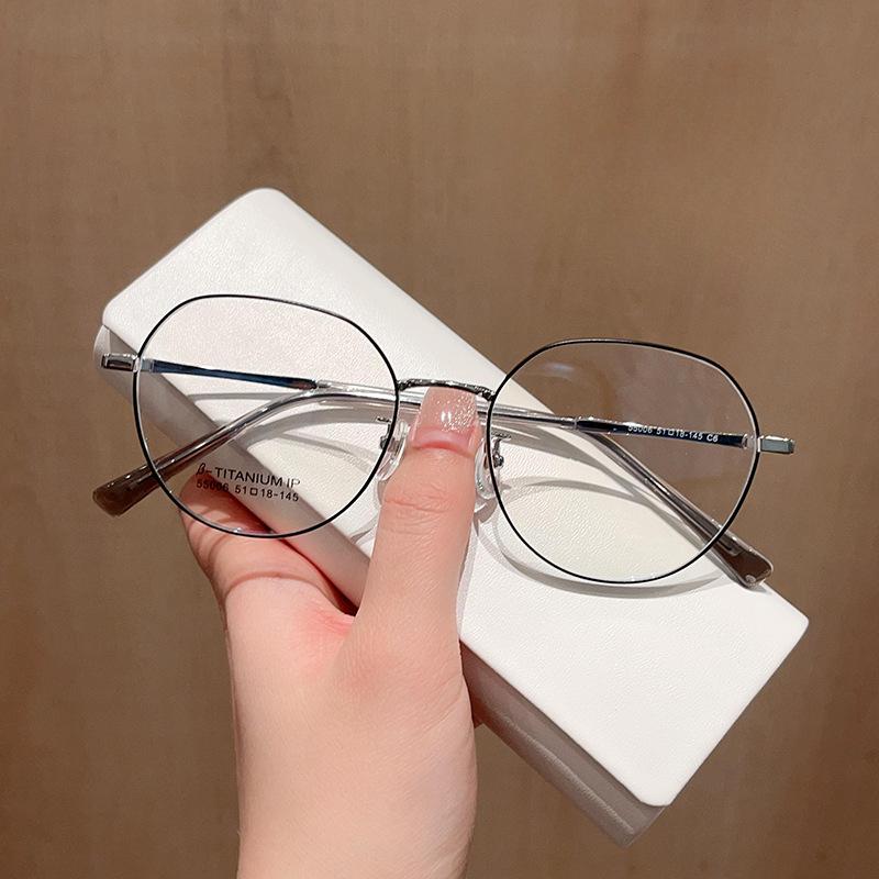 Monture de lunettes polygonale rétro en métal uni. Visage rond. Peut être équipée de verres correcteurs.