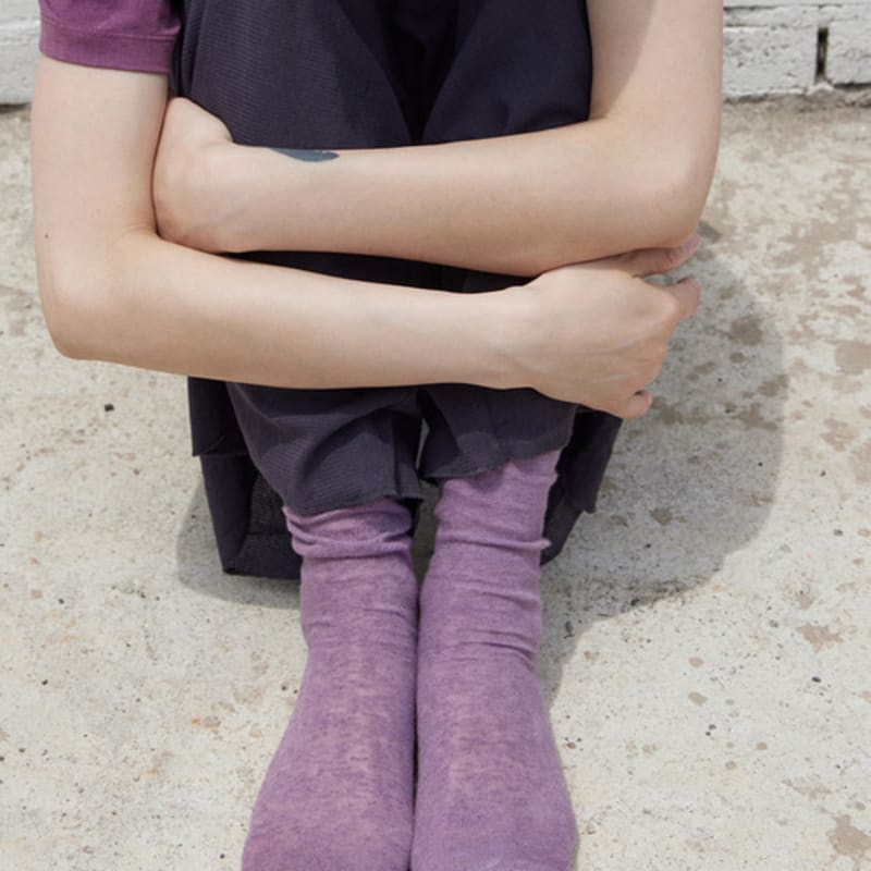 Monochrome [online Exclusive]25 Rough Dyeing Socks (purple)