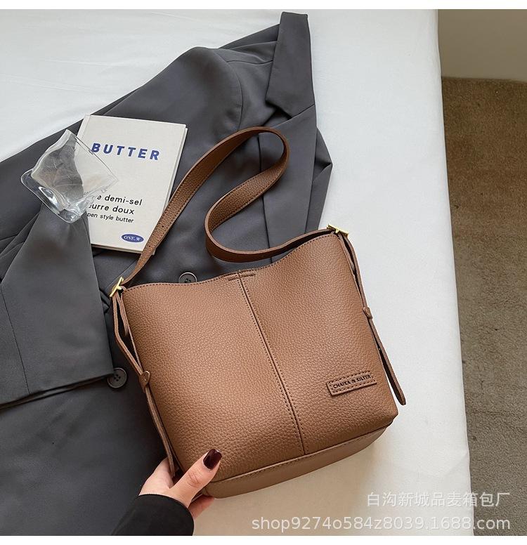 

Simple retro casual commuter tote bag large capacity shoulder bag 2025 new simple style personalized messenger women s bag светло-коричневого