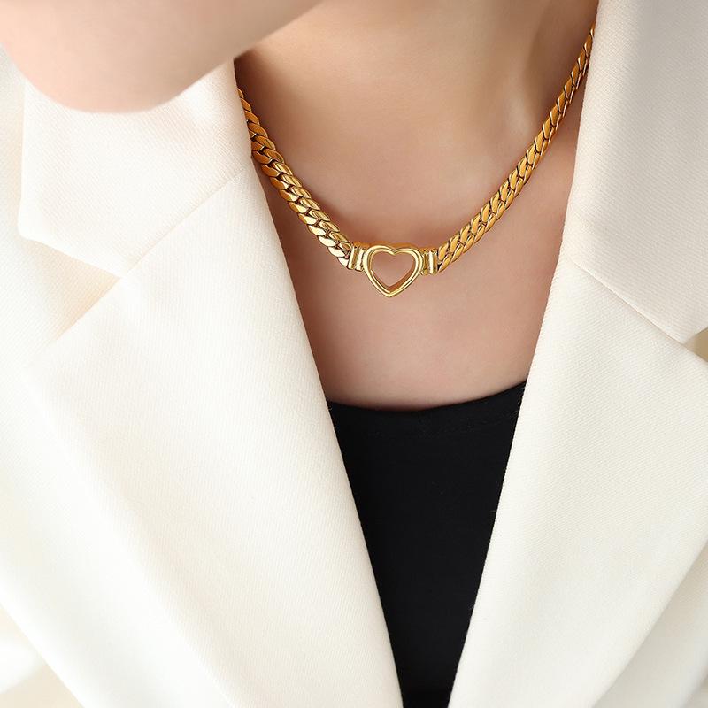 European & American Hip Hop Thick Cuban Chain Necklace with Heart Ring, 18K Gold-Plated Titanium Steel, Trendy and Luxurious.
