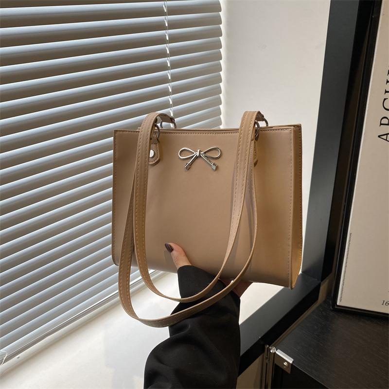 

Large capacity bag 2025 new fashion high texture commuter tote bag class shoulder armpit handbag хаки