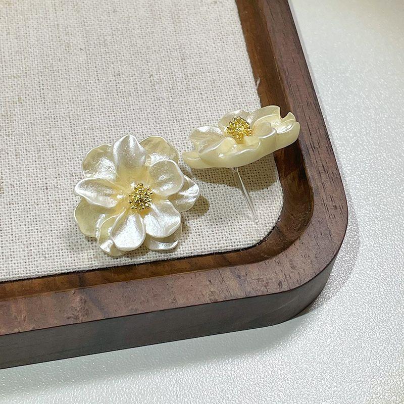 

Пластиковая игла Антиаллергенные Темпераментные Серьги-пусеты Люкс Камелия для женщин Весенне-летние Серьги для ухода за ушами Фантазийные серьги-цветы Beige plastic ear needle