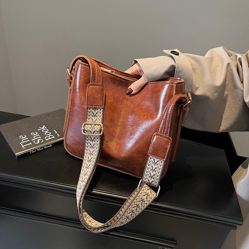 Popular Bag Women's 2026 New Autumn and Winter Retro Wide Shoulder Strap Messenger Bag Versatile Bucket Bag