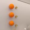 Boule décorative murale sphérique moderne en métal plaqué, imitation miroir, sans clous, pour une décoration intérieure esthétique à suspendre.