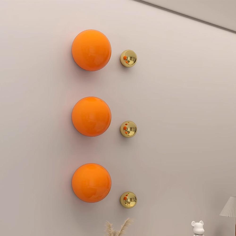 Boule décorative murale sphérique moderne en métal plaqué, imitation miroir, sans clous, pour une décoration intérieure esthétique à suspendre.
