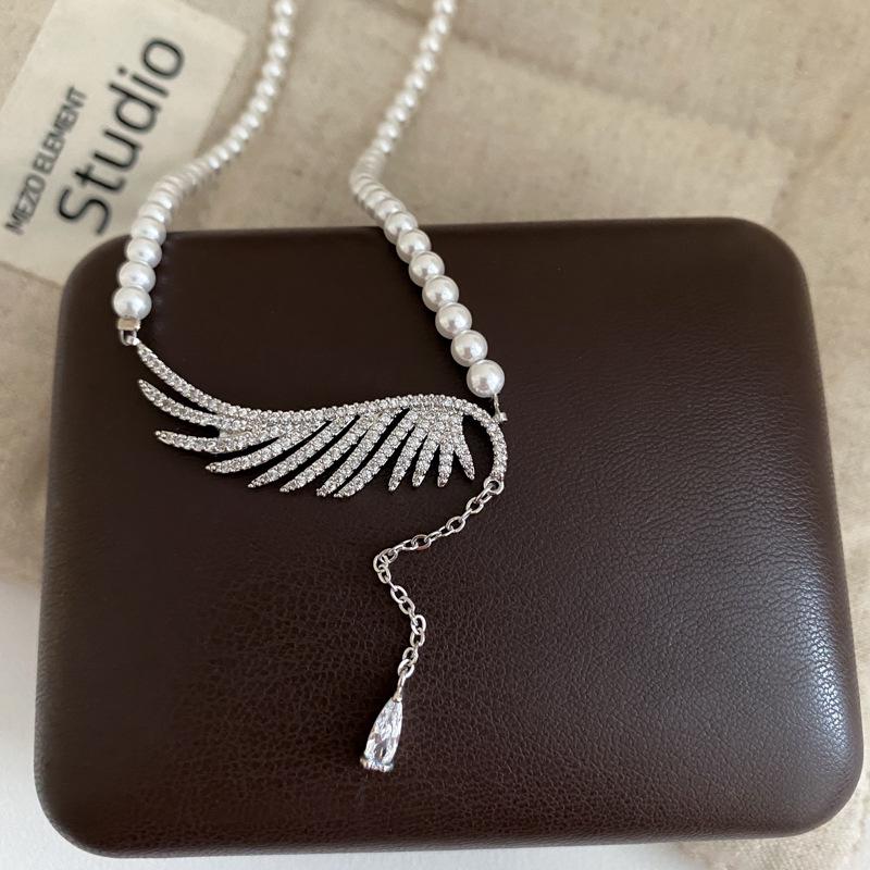 French Retro Zirconia Winged Pearl Necklace - Elegant Light Luxury Clavicle Pendant for Women