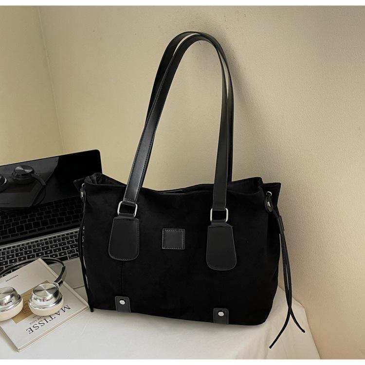 2025 New Retro British Style Commuter Handbag Fashionable High-end Texture Niche Design Underarm Bag Tote Bag