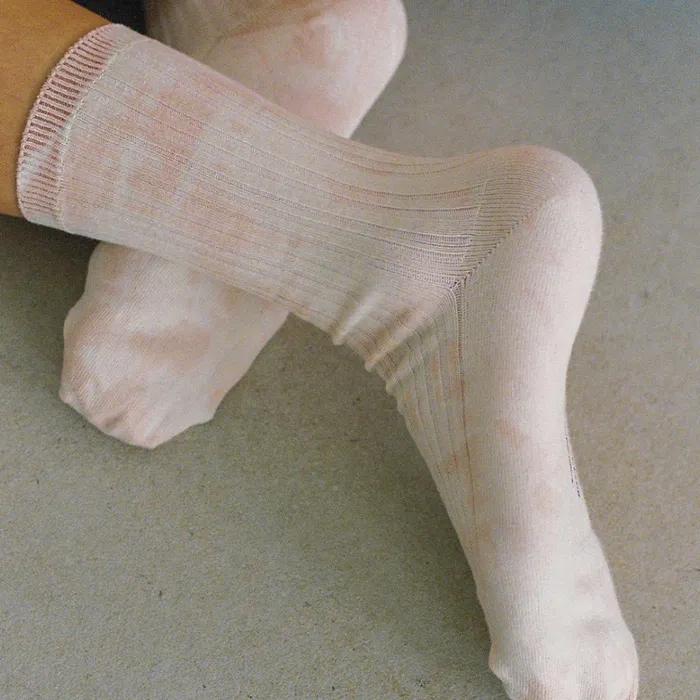 Plants tie-dye socks in pink_Plant dyed socks pink