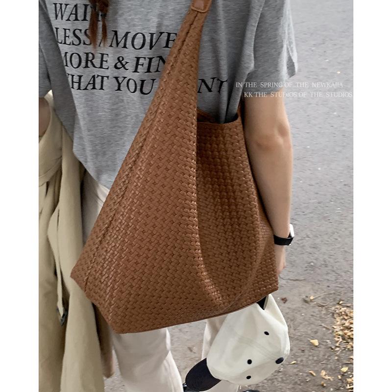 Hochwertige gewebte Tasche Damen 2025 neue Herbst- und Wintermode Retro-Tragetasche große Kapazität Pendler-Umhängetasche