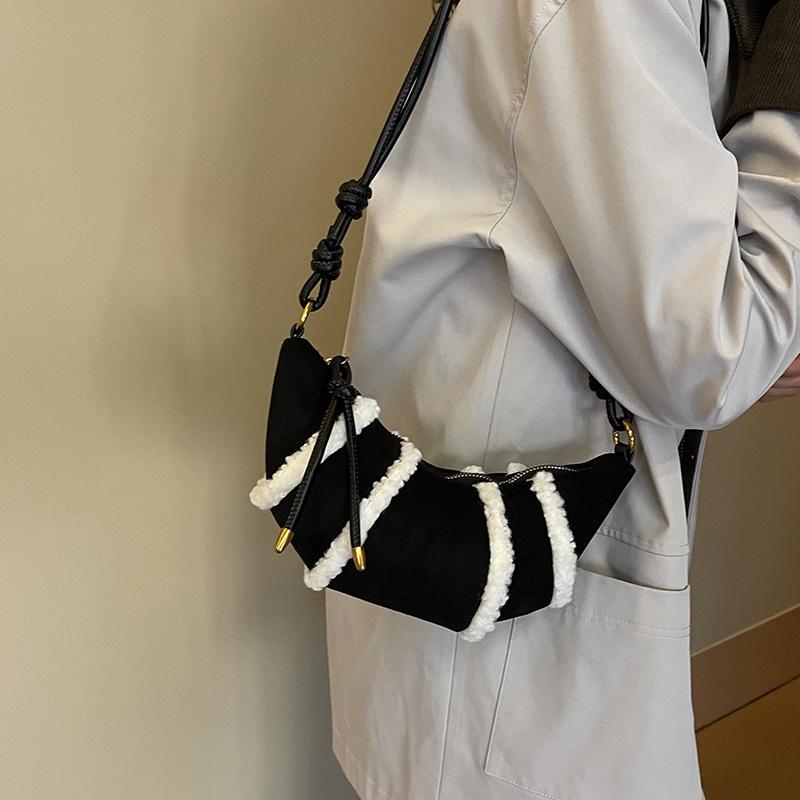 

Осень и зима Maillard ретро матовая плюшевая маленькая сумка женская 2025 новая сумка-круассан универсальная сумка-мессенджер сумка-пельмень 12*5*14 чёрный