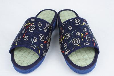 Sandalias plegables con un patrón teñido de índigo japonés de fabricación japonesa, "Medaka Amistoso" (Grande)