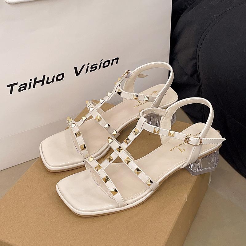 

Женские босоножки с открытым носком и заклепками, новый дизайн, модная обувь на среднем каблуке, увеличивающая высоту, для вечеринок на пляже и официальных мероприятий 35
