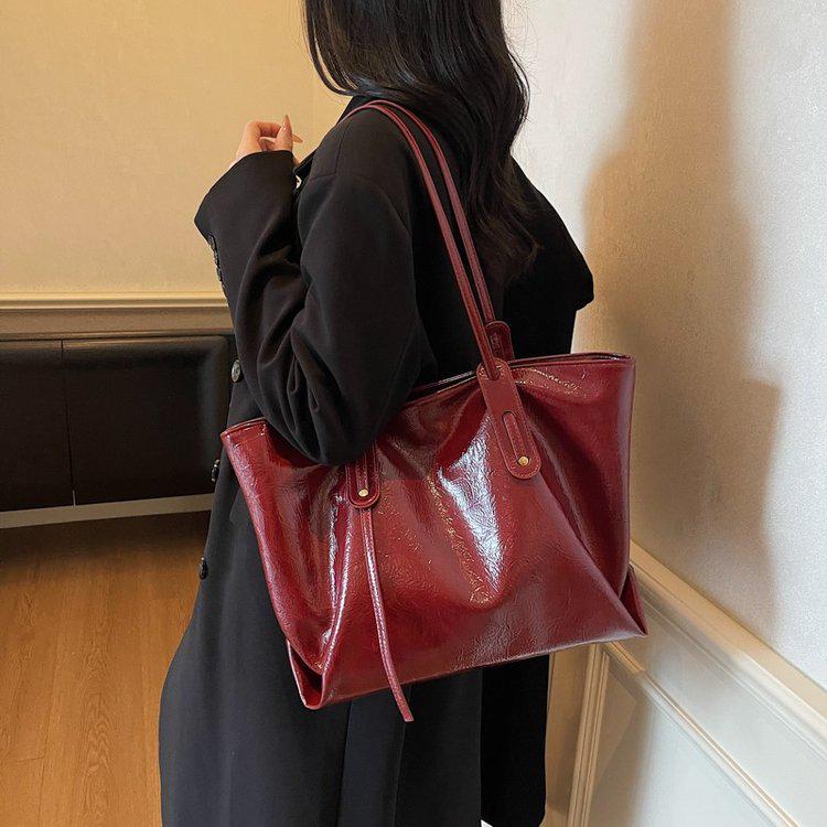 High-End Autumn Leather Tote Bag: Large Capacity, Simple Design Shoulder Bag for Commuting
