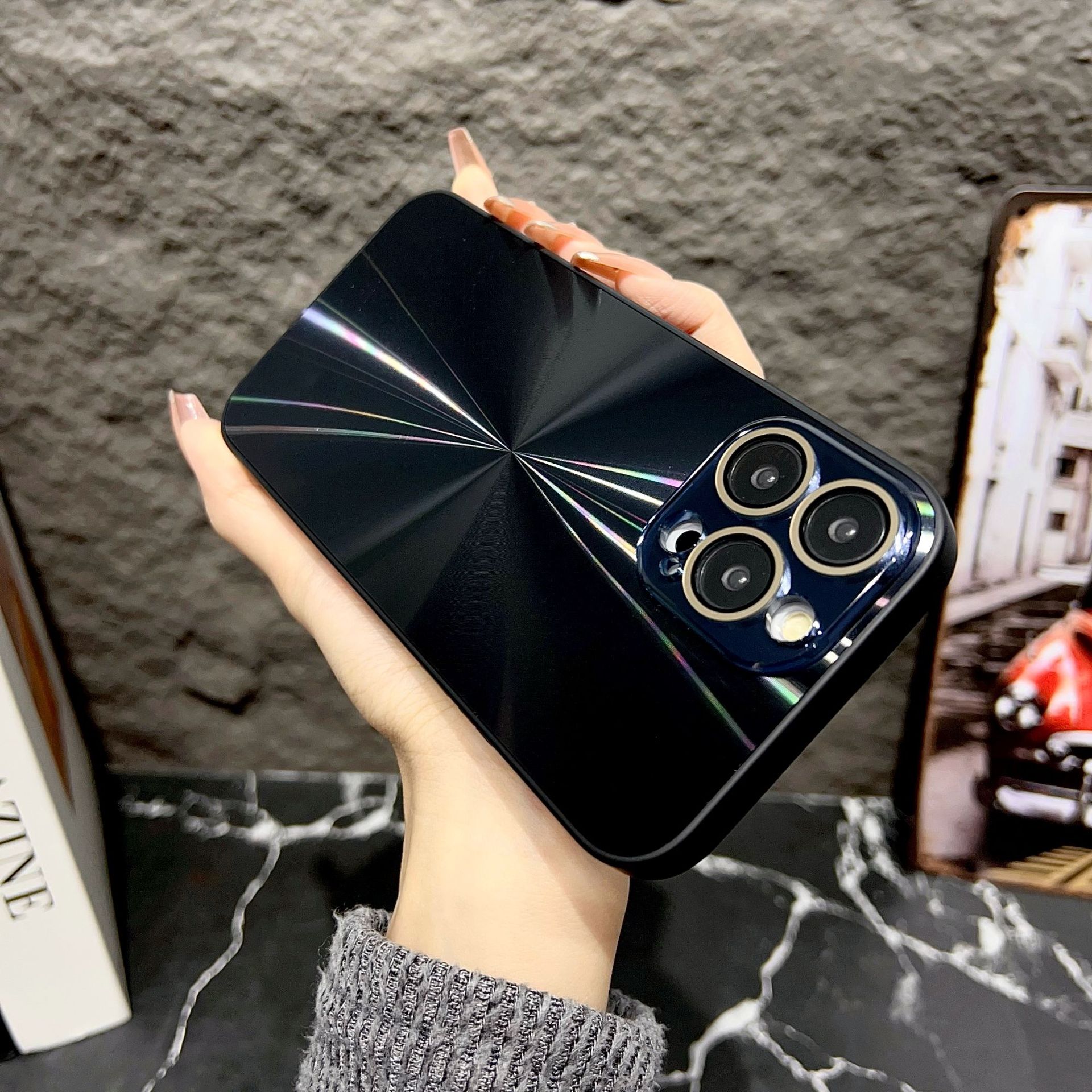 

IPhone16 с его ослепительным CD-паттерном «Аврора» подходит для чехла для телефона Iphone15 и защитного чехла Apple 14promax для защиты от падений Apple 16 чёрный