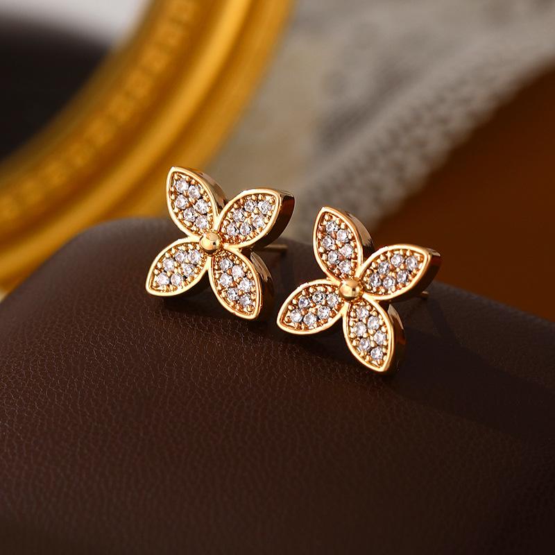 Gold-Plated Four-Leaf Clover Zirconia Stud Earrings, Simple Design, Light Luxury Fashion, High-End Full Diamond Accessories