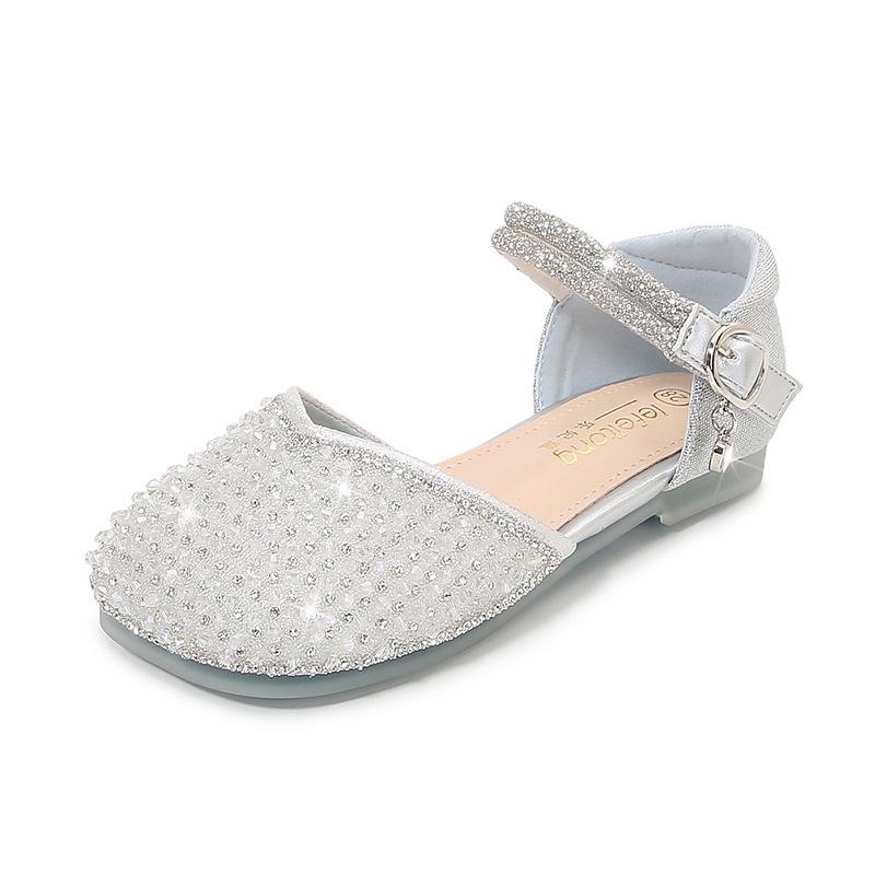 

Girls shoes, children s princess closed-toe sandals, new summer crystal shoes, soft-soled flat shoes for baby girls and older children 22 серебряный