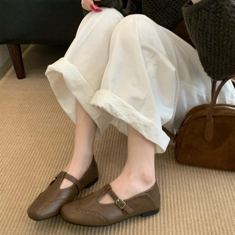 Retro flat bottom T-buckle single shoes women's 2025 autumn new Korean version small leather shoes British style engraved Mary Jane shoes