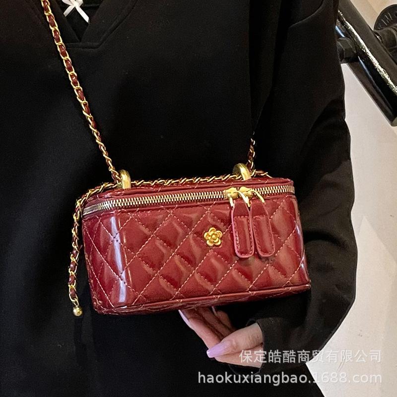 

Сумка из вышивальной нити в ромбик женская 2025 новая весна и лето универсальная сумка-мессенджер на цепочке модная супер огненная сумка-коробочка маленькая квадратная сумка белый