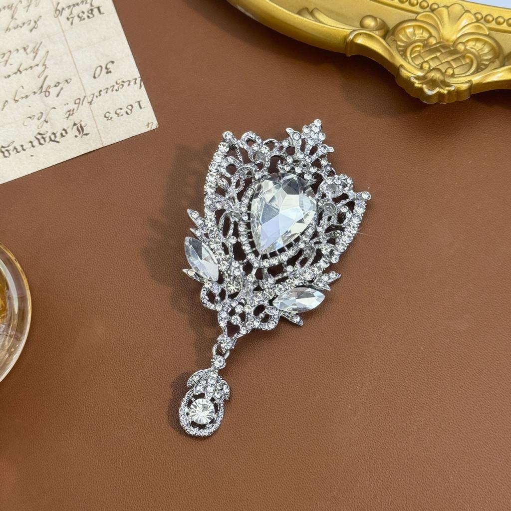 Vintage Crown Water Drop Brooch With Alloy Material For Elegant Festive Wear