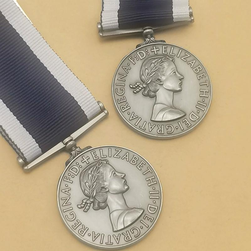 Nachbildung der Britischen Kaiserlichen Marine Langdienestmedaille Elizabeth II. Ausgabe, Anstecknadel-Modell