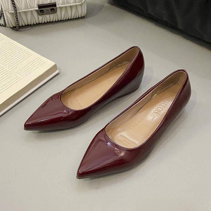 

Женщины носят новую модную универсальную прозрачную обувь-лодочки, женские взрослые нескользящие туфли на плоском каблуке для дождливой погоды, с неглубоким вырезом 40 бордовый