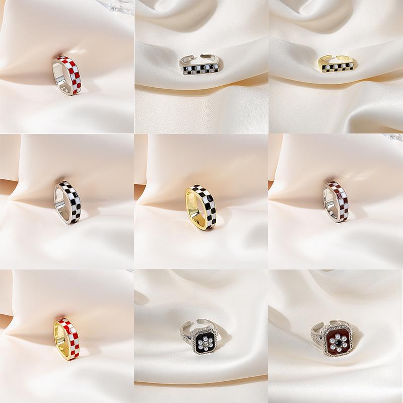 

Black and White Checkered Diamond Pearl Flower Ring
