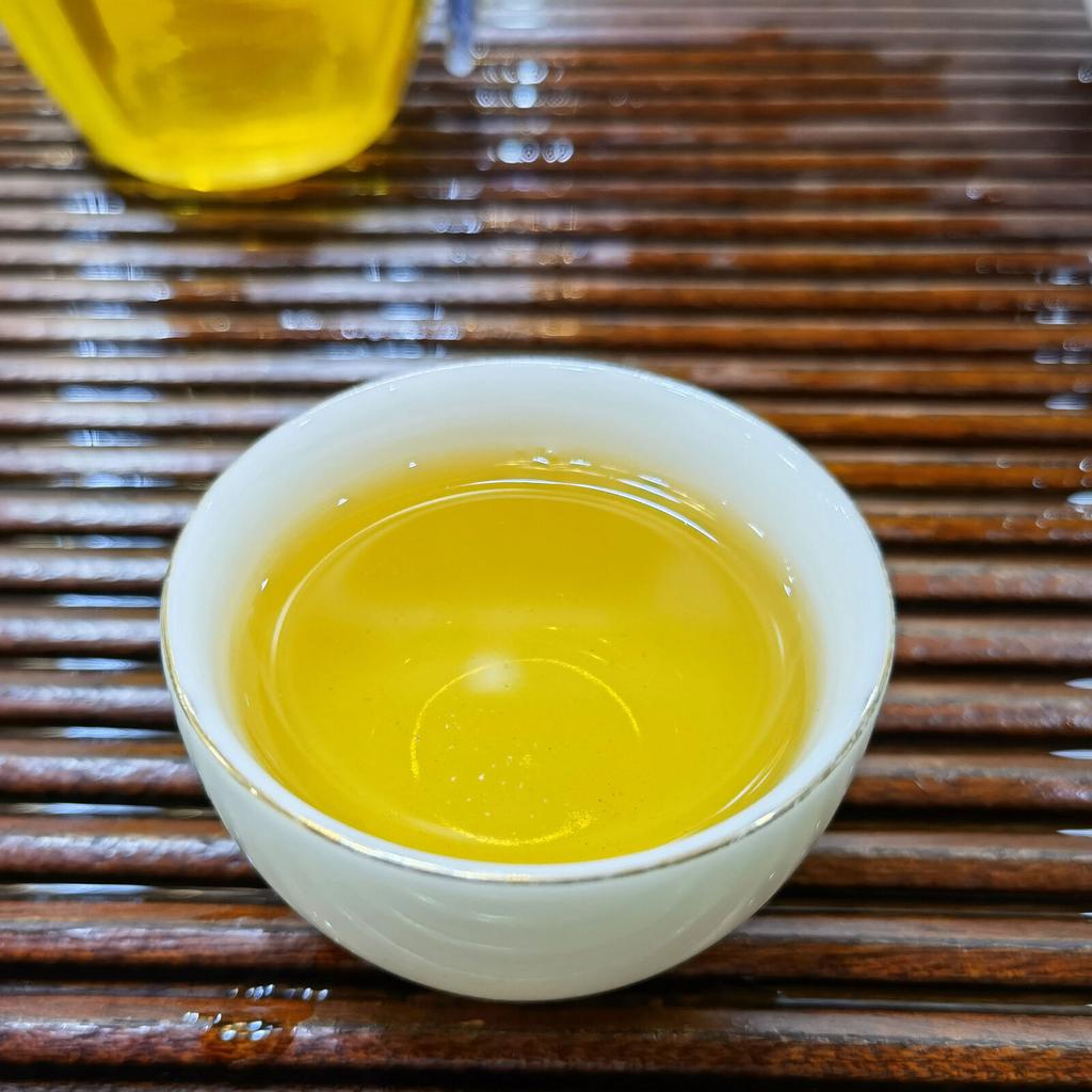 Pu'er Tea Origin Menghai First Spring Ancient Tree 357g Pu-erh Raw Tea Cake
