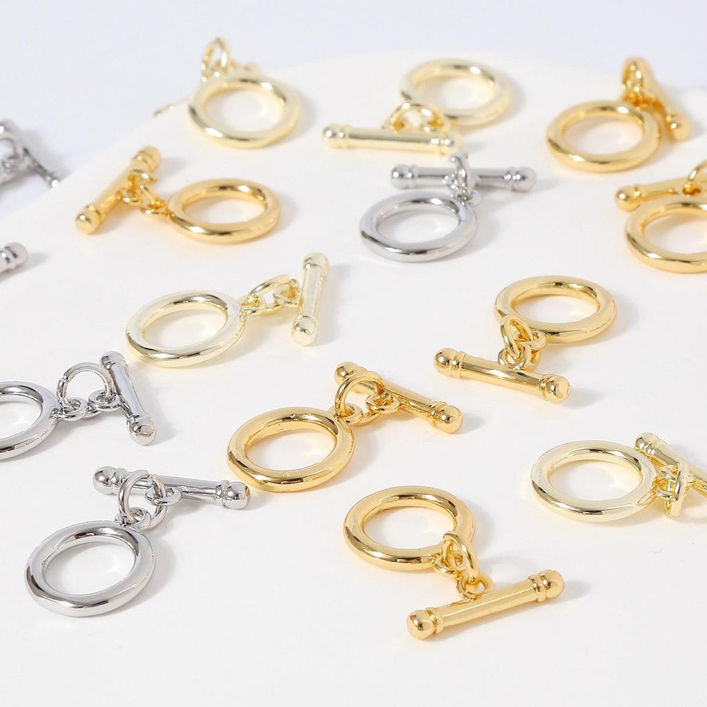 Komponenty biżuterii z miedzi platerowanej 18-karatowym złotem: Zakrzywiony pręt, łącznik, mała prosta rurka, elementy zapięcia OT do bransoletek i naszyjników.