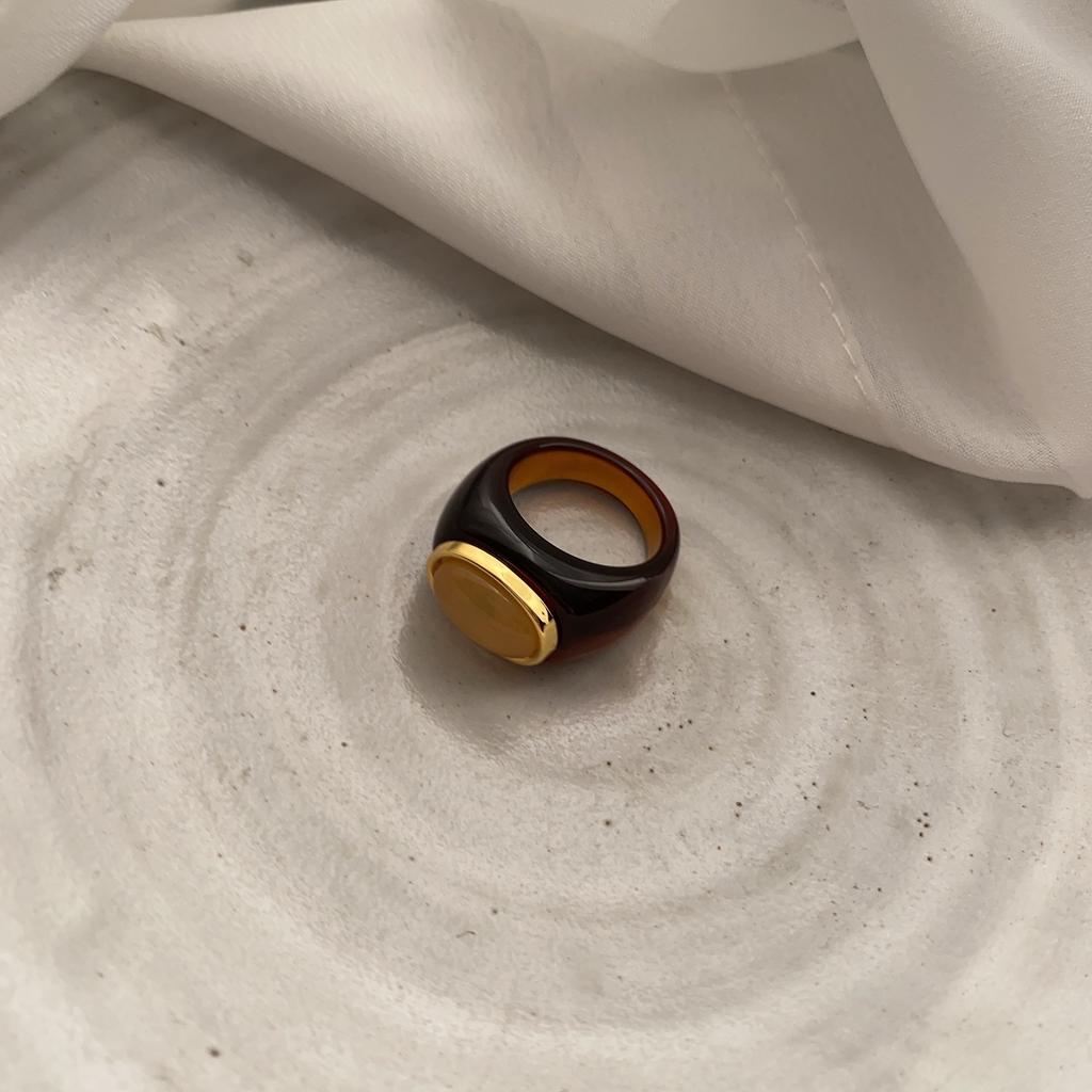 French Romantic Style Niche Design Temperament Blogger With High Sense Ring Retro Simple Resin Brown Ring