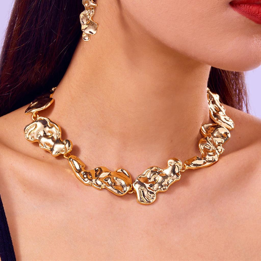 Geometric Metallic Choker Necklace For Women With Liquid Fold Design For Fashion Casual Wear