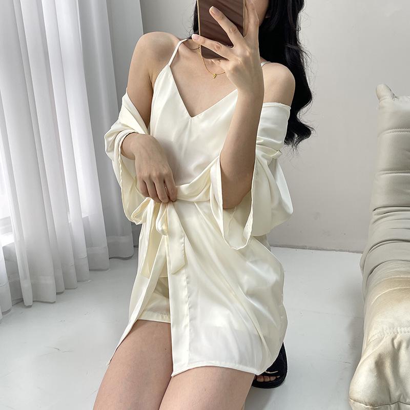 Damski zestaw piżamowy z jedwabiu lodowego na rok 2025: Podkoszulka, Szorty i Szlafrok - Lekki Luksus i Wszechstronność do Domu lub na Zewnątrz.